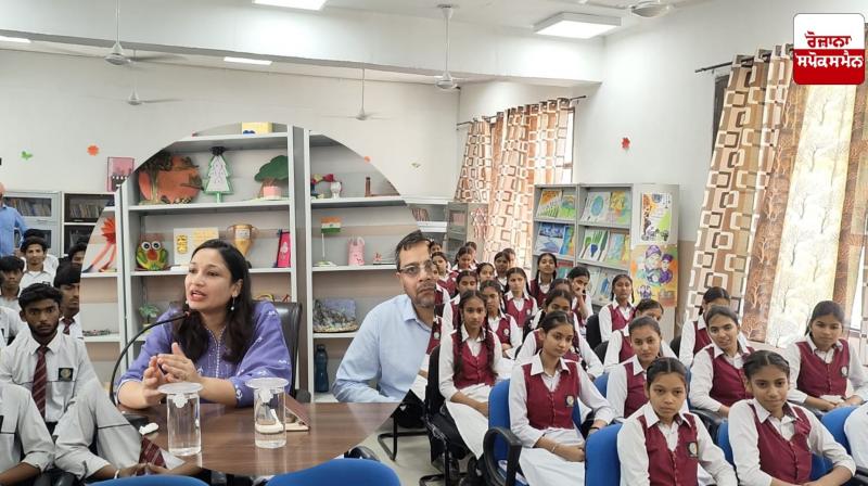 Mohali News: DC as a mentor had candid conversations with the students of School of Eminence, Phase 11, Mohali Mohali News: DC as a mentor had candid conversations with the students of School of Eminence, Phase 11, Mohali