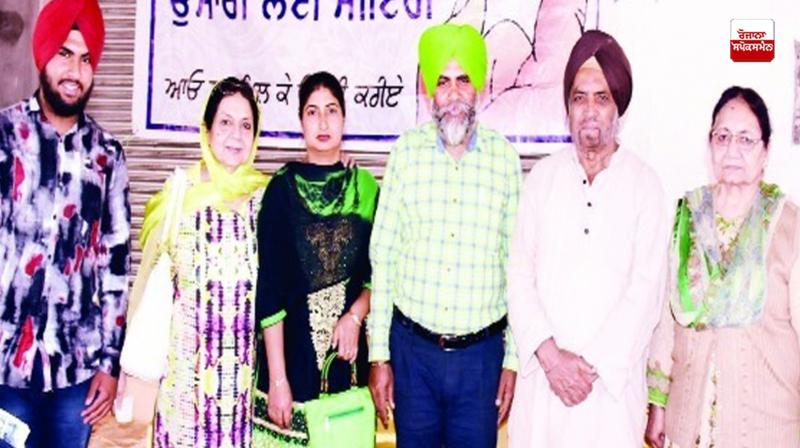ਸ੍ਰ.ਜੋਗਿੰਦਰ ਸਿੰਘ ਅਤੇ ਬੀਬੀ ਜਗਜੀਤ ਕੌਰ ਨਾਲ ਆਪਣੇ ਪ੍ਰਵਾਰ ਸਮੇਤ ਮੁਲਾਕਾਤ ਕਰਦੇ ਹੋਏ ਲੇਖਕ ਕਸ਼ਮੀਰ ਸਿੰਘ 