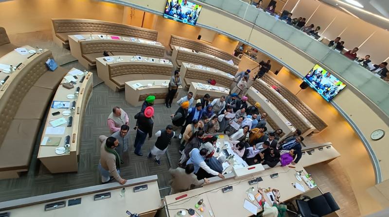 Uproar in the Chandigarh Municipal Corporation meeting: The opposition surrounded the BJP on the issue of contact center service charge Uproar in the Chandigarh Municipal Corporation meeting: The opposition surrounded the BJP on the issue of contact center service charge