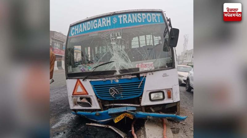 Accident due to dense fog: Bus full of passengers collides with divider Accident due to dense fog: Bus full of passengers collides with divider