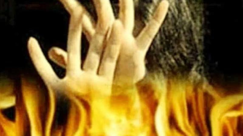 couple set themselves on fire at mathura police station