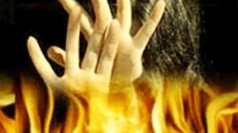 couple set themselves on fire at mathura police station couple set themselves on fire at mathura police station