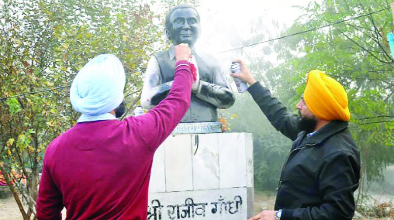 Youth Akali leaders deface Rajiv Gandhi statue