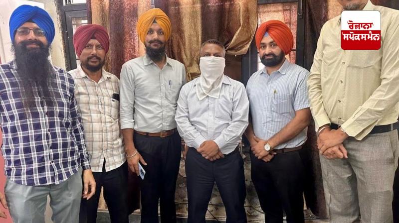 Campaign against corruption: District Consumer Court reader arrested red-handed for taking bribe of Rs. 50,000 Campaign against corruption: District Consumer Court reader arrested red-handed for taking bribe of Rs. 50,000
