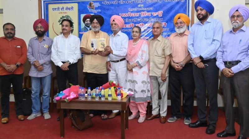 Manmohan Singh Daun's poetry collection 'Dharti di Kambani' has been publicized Manmohan Singh Daun's poetry collection 'Dharti di Kambani' has been publicized
