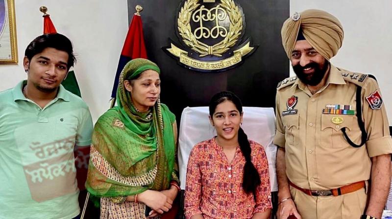 SSP Mandeep Singh Sidhu handed over a check of Rs. 21000 from his salary to Tamanna Sharma SSP Mandeep Singh Sidhu handed over a check of Rs. 21000 from his salary to Tamanna Sharma