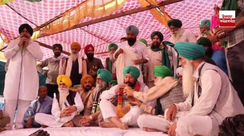 ਜਗਜੀਤ ਡੱਲੇਵਾਲ, ਸੁਖਜੀਤ ਸਿੰਘ ਨੂੰ ਨਾਰੀਅਲ ਪਾਣੀ ਪਿਲਾ ਕੇ ਮਰਨ ਵਰਤ ਖ਼ਤਮ ਕਰਵਾਉਂਦੇ ਹੋਏ ਜਗਜੀਤ ਡੱਲੇਵਾਲ, ਸੁਖਜੀਤ ਸਿੰਘ ਨੂੰ ਨਾਰੀਅਲ ਪਾਣੀ ਪਿਲਾ ਕੇ ਮਰਨ ਵਰਤ ਖ਼ਤਮ ਕਰਵਾਉਂਦੇ ਹੋਏ