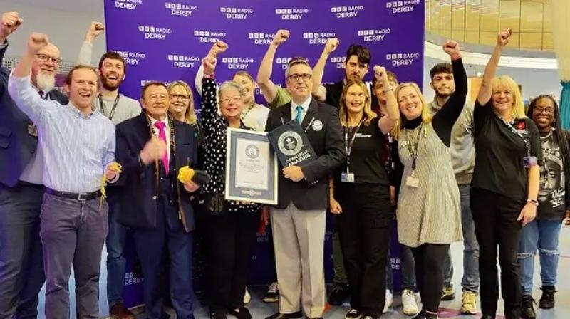 New record! 960 people knitted sweaters together New record! 960 people knitted sweaters together