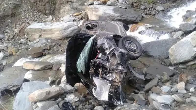 A car fell into a 300 meter deep gorge in Himachal News A car fell into a 300 meter deep gorge in Himachal News