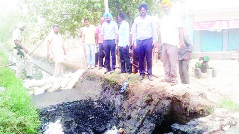 DIG Ranbir Singh Khatta and others trying to find the divine form of Guru Granth Sahib