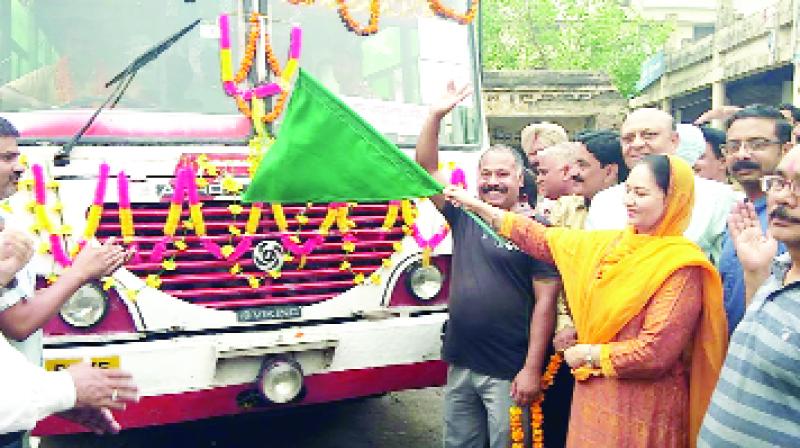 Aruna Chaudhary Flagged off The Bus Aruna Chaudhary Flagged off The Bus