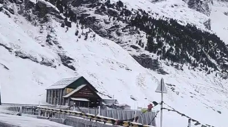 Beautiful pictures of Himachal Pradesh mountains covered with snow Beautiful pictures of Himachal Pradesh mountains covered with snow