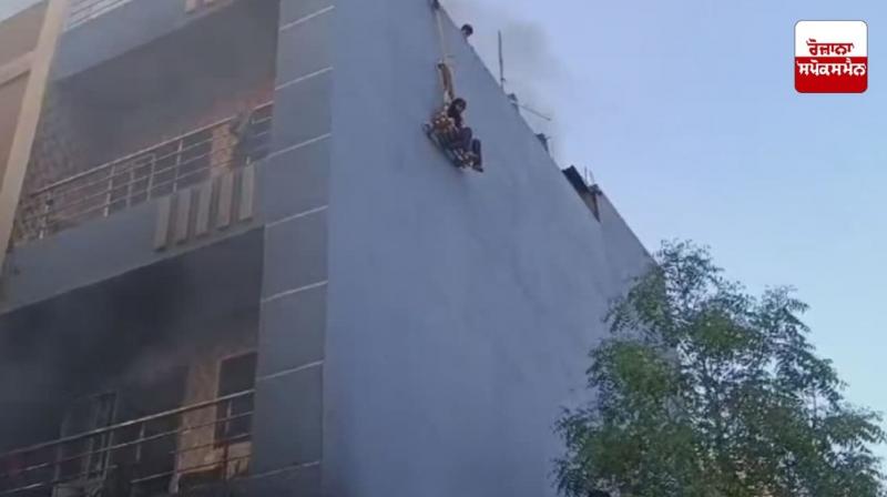 Hyderabad A massive fire broke out in the building, 3 people including a 7 year old girl died due to suffocation. Hyderabad A massive fire broke out in the building, 3 people including a 7 year old girl died due to suffocation.