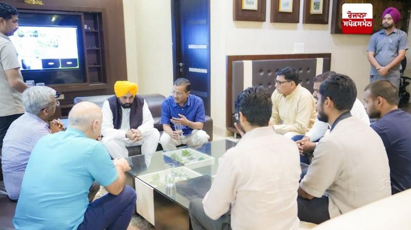 ਸੀਐਮ ਮਾਨ ਤੇ ਕੇਜਰੀਵਾਲ ਅਬੋਹਰ ਵਿਖੇ ਕੱਪੜਾ ਵਪਾਰੀ ਸੰਜੇ ਵਰਮਾ ਦੇ ਪਰਿਵਾਰ ਨੂੰ ਮਿਲਣ ਪਹੁੰਚੇ ਸੀਐਮ ਮਾਨ ਤੇ ਕੇਜਰੀਵਾਲ ਅਬੋਹਰ ਵਿਖੇ ਕੱਪੜਾ ਵਪਾਰੀ ਸੰਜੇ ਵਰਮਾ ਦੇ ਪਰਿਵਾਰ ਨੂੰ ਮਿਲਣ ਪਹੁੰਚੇ