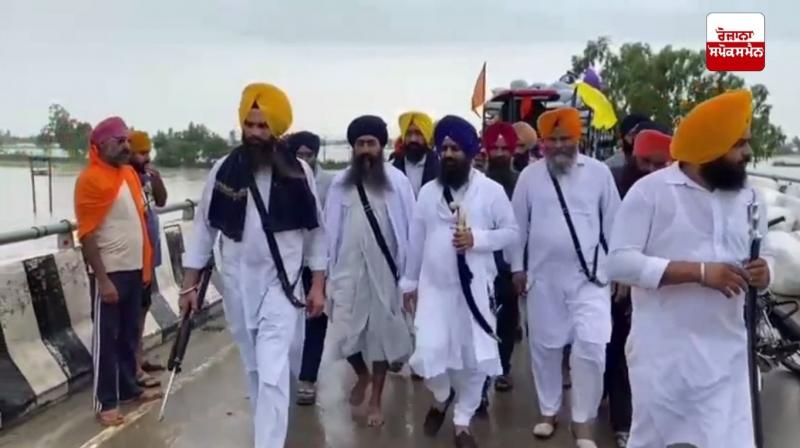 ਵਰਦੇ ਮੀਂਹ 'ਚ ਗਿਆਨੀ ਕੁਲਦੀਪ ਗੜਗੱਜ ਨੇ ਸੁਲਤਾਨਪੁਰ ਲੋਧੀ ਦੇ ਹੜ੍ਹ ਪ੍ਰਭਾਵਿਤ ਇਲਾਕੇ ਦਾ ਕੀਤਾ ਦੌਰਾ ਵਰਦੇ ਮੀਂਹ 'ਚ ਗਿਆਨੀ ਕੁਲਦੀਪ ਗੜਗੱਜ ਨੇ ਸੁਲਤਾਨਪੁਰ ਲੋਧੀ ਦੇ ਹੜ੍ਹ ਪ੍ਰਭਾਵਿਤ ਇਲਾਕੇ ਦਾ ਕੀਤਾ ਦੌਰਾ