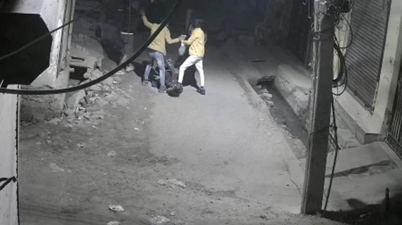 2 Delhi Men Brutally Attacked With Rocks Over ₹ 3,000, One Dead 2 Delhi Men Brutally Attacked With Rocks Over ₹ 3,000, One Dead