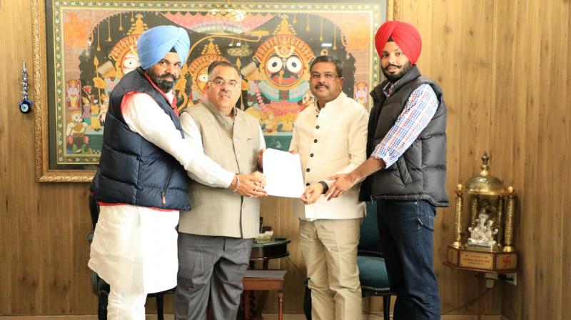 Chugh submitted a demand letter to Education Minister Dharmendra Pradhan news in punjabi Chugh submitted a demand letter to Education Minister Dharmendra Pradhan news in punjabi