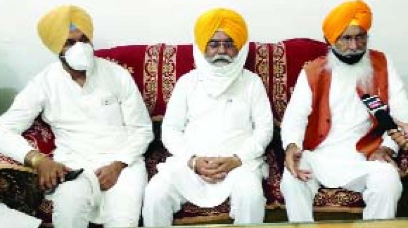 ਸੁਨਾਮ ਵਿਖੇ ਰਾਜ ਸਭਾ ਮੈਂਬਰ ਸੁਖਦੇਵ ਸਿੰਘ ਢੀਂਡਸਾ ਪੱਤਰਕਾਰਾਂ ਨਾਲ ਗੱਲਬਾਤ ਕਰਦੇ ਹੋਏ।ਫੋਟੋ--ਚੌਹਾਨ। ਸੁਨਾਮ ਵਿਖੇ ਰਾਜ ਸਭਾ ਮੈਂਬਰ ਸੁਖਦੇਵ ਸਿੰਘ ਢੀਂਡਸਾ ਪੱਤਰਕਾਰਾਂ ਨਾਲ ਗੱਲਬਾਤ ਕਰਦੇ ਹੋਏ।ਫੋਟੋ--ਚੌਹਾਨ।
