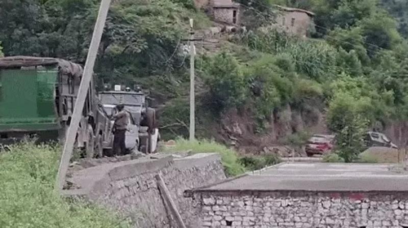 Encounter continues between security forces and terrorists, 3 terrorists are likely to be killed Encounter continues between security forces and terrorists, 3 terrorists are likely to be killed