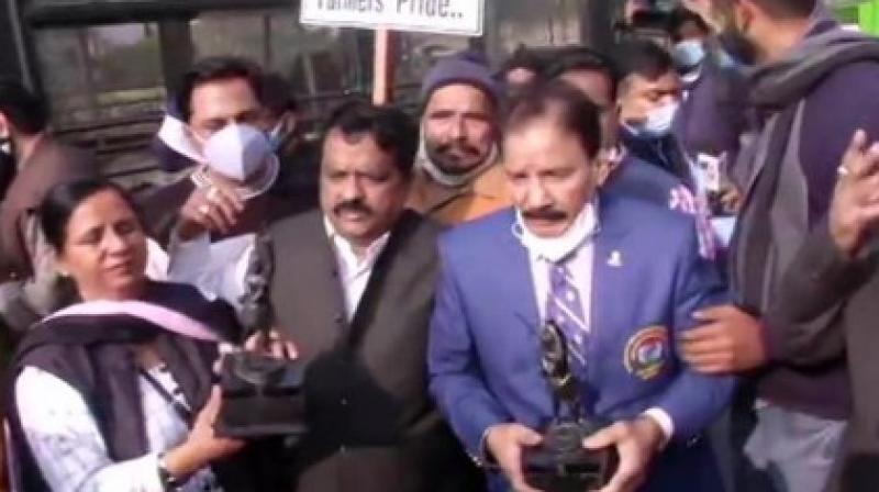 30 players adamant on returning award in support of farmers, police stopped from visiting Rashtrapati Bhavan 30 players adamant on returning award in support of farmers, police stopped from visiting Rashtrapati Bhavan