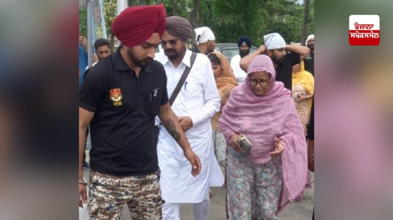 ਸਿੱਧੂ ਮੂਸੇ ਵਾਲੇ ਦੇ ਮਾਤਾ-ਪਿਤਾ ਸਿੱਧੂ ਮੂਸੇ ਵਾਲੇ ਦੇ ਮਾਤਾ-ਪਿਤਾ