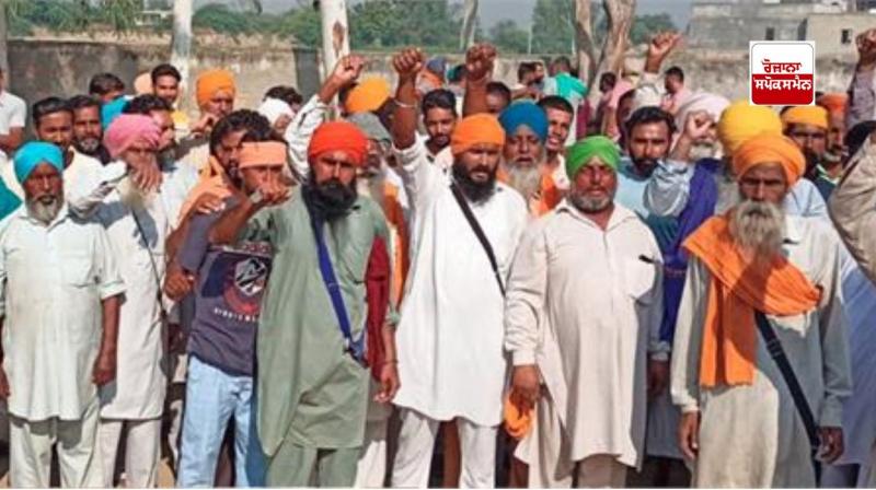 ਪਿੰਡ ਵਾਸੀ ਰੋਸ ਪ੍ਰਦਰਸ਼ਨ ਕਰਦੇ ਹੋਏ ਪਿੰਡ ਵਾਸੀ ਰੋਸ ਪ੍ਰਦਰਸ਼ਨ ਕਰਦੇ ਹੋਏ