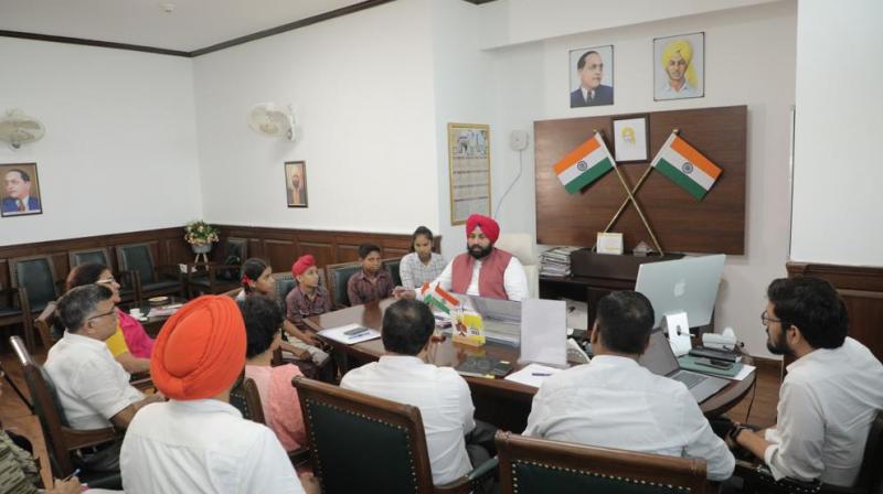 ANOTHER INNOVATIVE INITIATIVE: HARJOT SINGH BAINS TAKES GOVERNMENT SCHOOL STUDENTS TO PUNJAB SECRETARIAT ANOTHER INNOVATIVE INITIATIVE: HARJOT SINGH BAINS TAKES GOVERNMENT SCHOOL STUDENTS TO PUNJAB SECRETARIAT