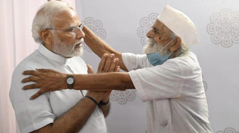 PM Modi meets his former school teacher in Gujarat's Navsari