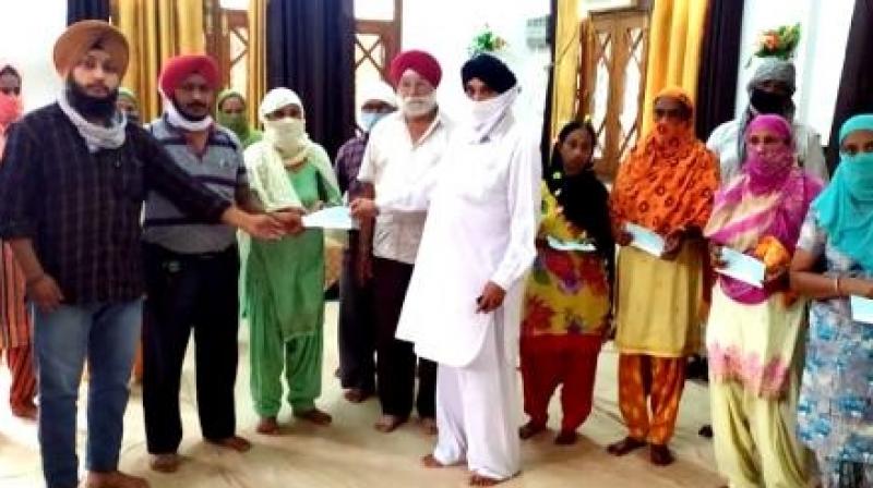 Patiala sarbat da bhalla trust distributed checks worth rs 26000 to 60 needy families 