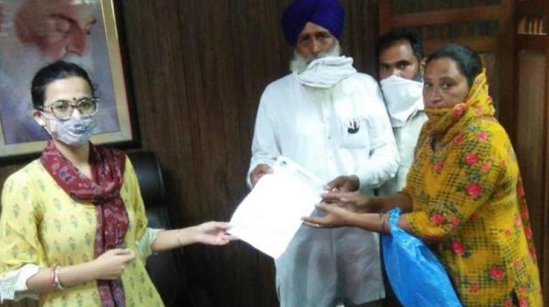 Tarntaran farmers and laborers on the road for canceling blue cards accused mla Tarntaran farmers and laborers on the road for canceling blue cards accused mla