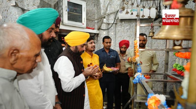 ਮੁੱਖ ਮੰਤਰੀ ਭਗਵੰਤ ਮਾਨ ਸ਼ਿਵ ਮੰਦਰ ਕਲਾਨੌਰ ’ਚ ਪੰਜਾਬ ਦੀ ਚੜ੍ਹਦੀ ਕਲਾ ਦੀ ਅਰਦਾਸ ਕਰਦੇ ਹੋਏ ਮੁੱਖ ਮੰਤਰੀ ਭਗਵੰਤ ਮਾਨ ਸ਼ਿਵ ਮੰਦਰ ਕਲਾਨੌਰ ’ਚ ਪੰਜਾਬ ਦੀ ਚੜ੍ਹਦੀ ਕਲਾ ਦੀ ਅਰਦਾਸ ਕਰਦੇ ਹੋਏ