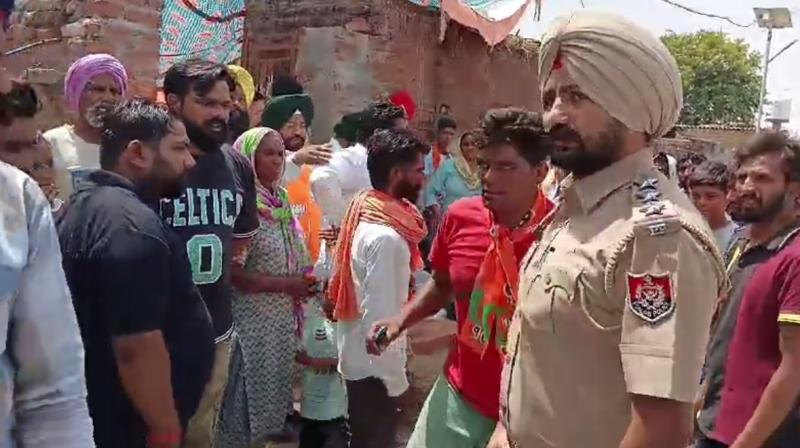 ਪੁਲਿਸ ਮੁਲਜ਼ਮ ਨੂੰ ਕਾਬੂ ਕਰਦੇ ਹੋਏ ਪੁਲਿਸ ਮੁਲਜ਼ਮ ਨੂੰ ਕਾਬੂ ਕਰਦੇ ਹੋਏ