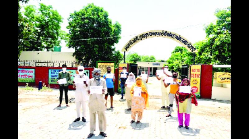 ਬਾਕਰਪੁਰ ਵਿੱਚ ਕਰਫਿਊ ਦੌਰਾਨ ਆਏ ਬਿਜਲੀ ਬਿੱਲਾਂ ਨੂੰ ਮਾਫ ਕਰਣ ਲਈ ਰੋਸ਼ ਜ਼ਾਹਰ ਕਰਦੇ ਮੈਂਬਰ। ਬਾਕਰਪੁਰ ਵਿੱਚ ਕਰਫਿਊ ਦੌਰਾਨ ਆਏ ਬਿਜਲੀ ਬਿੱਲਾਂ ਨੂੰ ਮਾਫ ਕਰਣ ਲਈ ਰੋਸ਼ ਜ਼ਾਹਰ ਕਰਦੇ ਮੈਂਬਰ।