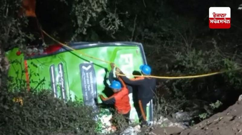 Bus full of pilgrims falls into deep gorge, driver dies, 17 pilgrims injured Bus full of pilgrims falls into deep gorge, driver dies, 17 pilgrims injured