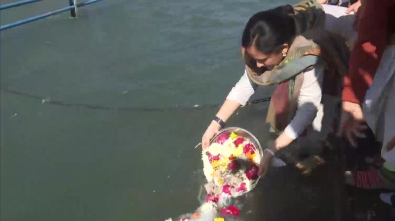 CDS General Bipin Rawat's daughters immerse ashes of parents in Ganga in Haridwar CDS General Bipin Rawat's daughters immerse ashes of parents in Ganga in Haridwar