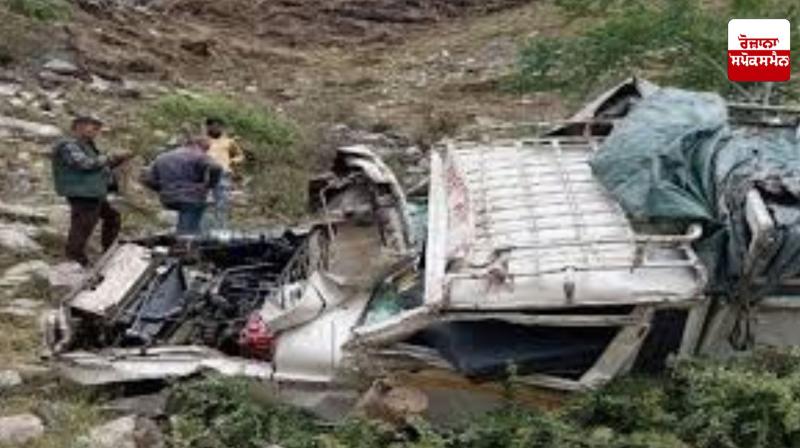 A vehicle carrying pilgrims fell into the Chandshaili Ghat in Maharashtra. A vehicle carrying pilgrims fell into the Chandshaili Ghat in Maharashtra.