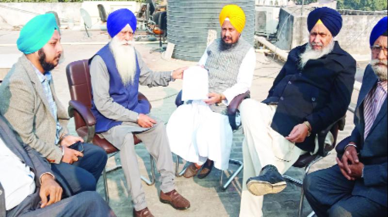 Giving Memorandum to Akal Takht Jathedar of Delhi Giving Memorandum to Akal Takht Jathedar of Delhi