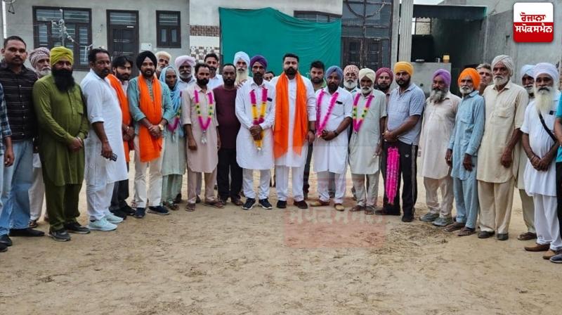 ਗੁਰਮੇਲ ਸਿੰਘ ਬਰਾੜ ਨੂੰ ਨਵੇਂ ਸਰਪੰਚ ਬਣਨ ’ਤੇ ਸਿਰੋਪਾ ਪਾ ਸਨਮਾਨਿਤ ਕਰਦੇ ਹੋਏ ਪਿੰਡ ਵਾਸੀ ਗੁਰਮੇਲ ਸਿੰਘ ਬਰਾੜ ਨੂੰ ਨਵੇਂ ਸਰਪੰਚ ਬਣਨ ’ਤੇ ਸਿਰੋਪਾ ਪਾ ਸਨਮਾਨਿਤ ਕਰਦੇ ਹੋਏ ਪਿੰਡ ਵਾਸੀ