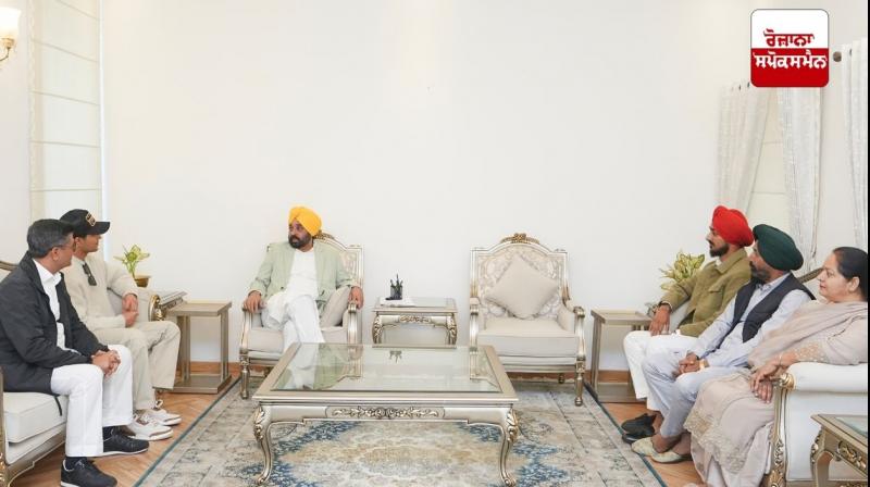 ਦੋਹਾਂ ਖਿਡਾਰੀਆਂ ਨੇ ਮੁੱਖ ਮੰਤਰੀ ਨਾਲ ਮੁਲਾਕਾਤ ਕਰਦੇ ਹੋਏ ਦੋਹਾਂ ਖਿਡਾਰੀਆਂ ਨੇ ਮੁੱਖ ਮੰਤਰੀ ਨਾਲ ਮੁਲਾਕਾਤ ਕਰਦੇ ਹੋਏ