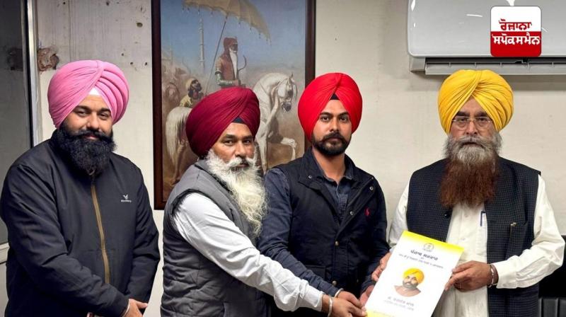 : ਕੈਬਨਿਟ ਮੰਤਰੀ ਖੁੱਡੀਆਂ ਨੇ ਡੇਅਰੀ ਵਿਕਾਸ ਵਿਭਾਗ ’ਚ ਤਰਸ ਦੇ ਆਧਾਰ 'ਤੇ ਇੱਕ ਕਲਰਕ ਨੂੰ ਨਿਯੁਕਤੀ ਪੱਤਰ ਸੌਂਪਦੇ ਹੋਏ : ਕੈਬਨਿਟ ਮੰਤਰੀ ਖੁੱਡੀਆਂ ਨੇ ਡੇਅਰੀ ਵਿਕਾਸ ਵਿਭਾਗ ’ਚ ਤਰਸ ਦੇ ਆਧਾਰ 'ਤੇ ਇੱਕ ਕਲਰਕ ਨੂੰ ਨਿਯੁਕਤੀ ਪੱਤਰ ਸੌਂਪਦੇ ਹੋਏ