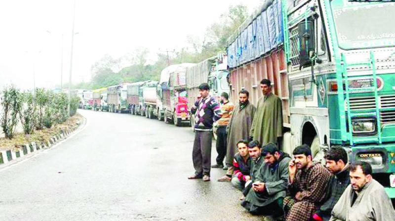 Jammu-Srinagar National Highway closed for third day, 1700 vehicles trapped Jammu-Srinagar National Highway closed for third day, 1700 vehicles trapped