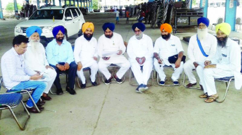 OSD Brar with senior Akali leaders Examining the Pipli Grain Market 