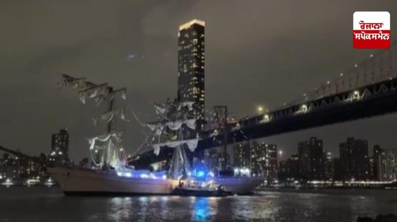 Mexican Navy ship collides with Brooklyn Bridge in New York Mexican Navy ship collides with Brooklyn Bridge in New York