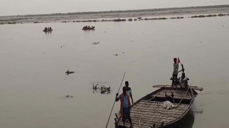 Boat capsizes suddenly in the middle of a river in Bihar News
