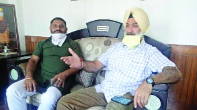 ਕਾਂਗਰਸੀ ਆਗੂ ਦੀਪਇੰਦਰ ਢਿੱਲੋਂ ਅਤੇ ਰਣਜੀਤ ਰੈਡੀ ਪੱਤਰਕਾਰ ਨਾਲ ਗੱਲਬਾਤ ਕਰਦੇ ਹੋਏ ।