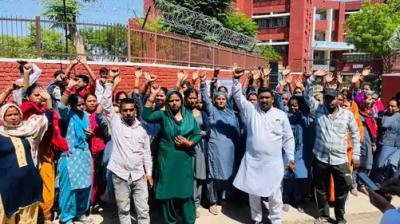 ਥਾਣੇ ਦੇ ਬਾਹਰ ਨਾਅਰੇਬਾਜੀ ਕਰਦੇ ਲੋਕ