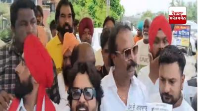 ਅੰਮ੍ਰਿਤਸਰ ਭੰਡਾਰੀ ਪੁੱਲ 'ਤੇ ਐਮਐਲਏ ਜਸਬੀਰ ਸੰਧੂ ਦੇ ਵਿਰੋਧ ਚ ਧਰਨੇ ਦੌਰਾਨ ਵਾਲਮੀਕੀ ਆਗੂਆਂ ਅਤੇ ਪੁਲਿਸ ਵਿਚਾਲੇ ਧੱਕਾ ਮੁੱਕੀ