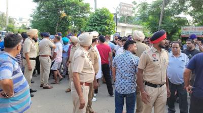 ਪੁਲਿਸ ਪ੍ਰਦਰ਼ਸ਼ਨਕਾਰੀਆਂ ਨੂੰ ਉਠਾਉਂਦੀ ਹੋਈ 