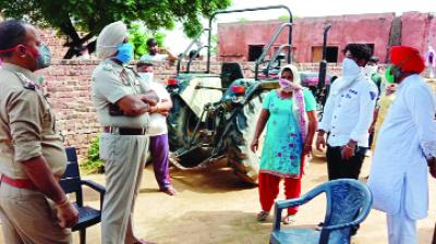 ਘਟਨਾ ਸਥਾਨ ਦਾ ਜਾਇਜ਼ਾ ਲੈਂਦੇ ਡੀ.ਐਸ.ਪੀ. ਗੁਰਦੀਪ ਸਿੰਘ ਗੌਂਸਲ ਤੇ ਐਸ.ਐਚ.ਓ. ਰਾਕੇਸ਼ ਠਾਕੁਰ।