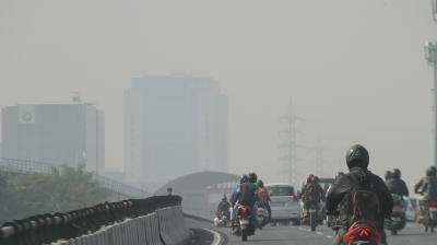 Gurugram: Vehicles move on the Delhi-Gurugram Expressway amid hazy weather conditions, in Gurugram, Saturday, Oct. 28, 2023. (PTI Photo)